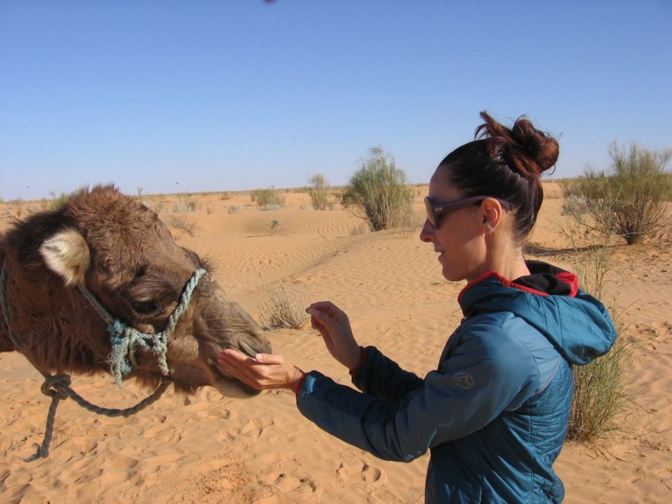 žena a velbloud - Pouť Saharou 2014