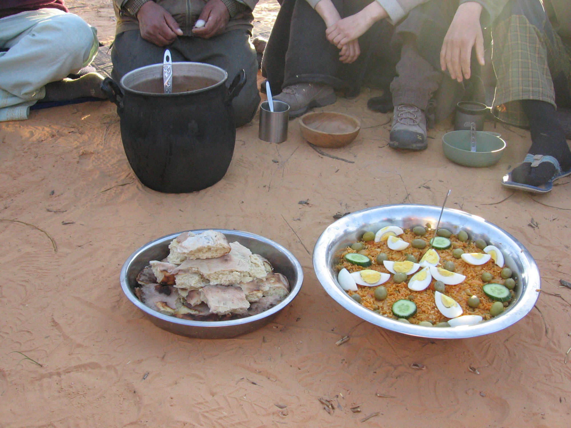 společné jídlo - vision quest na Sahaře 2012