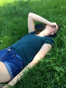 odpočinek v trávě na doprovázených poutích