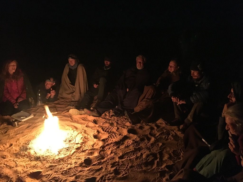 poutníci u ohně na Sahaře