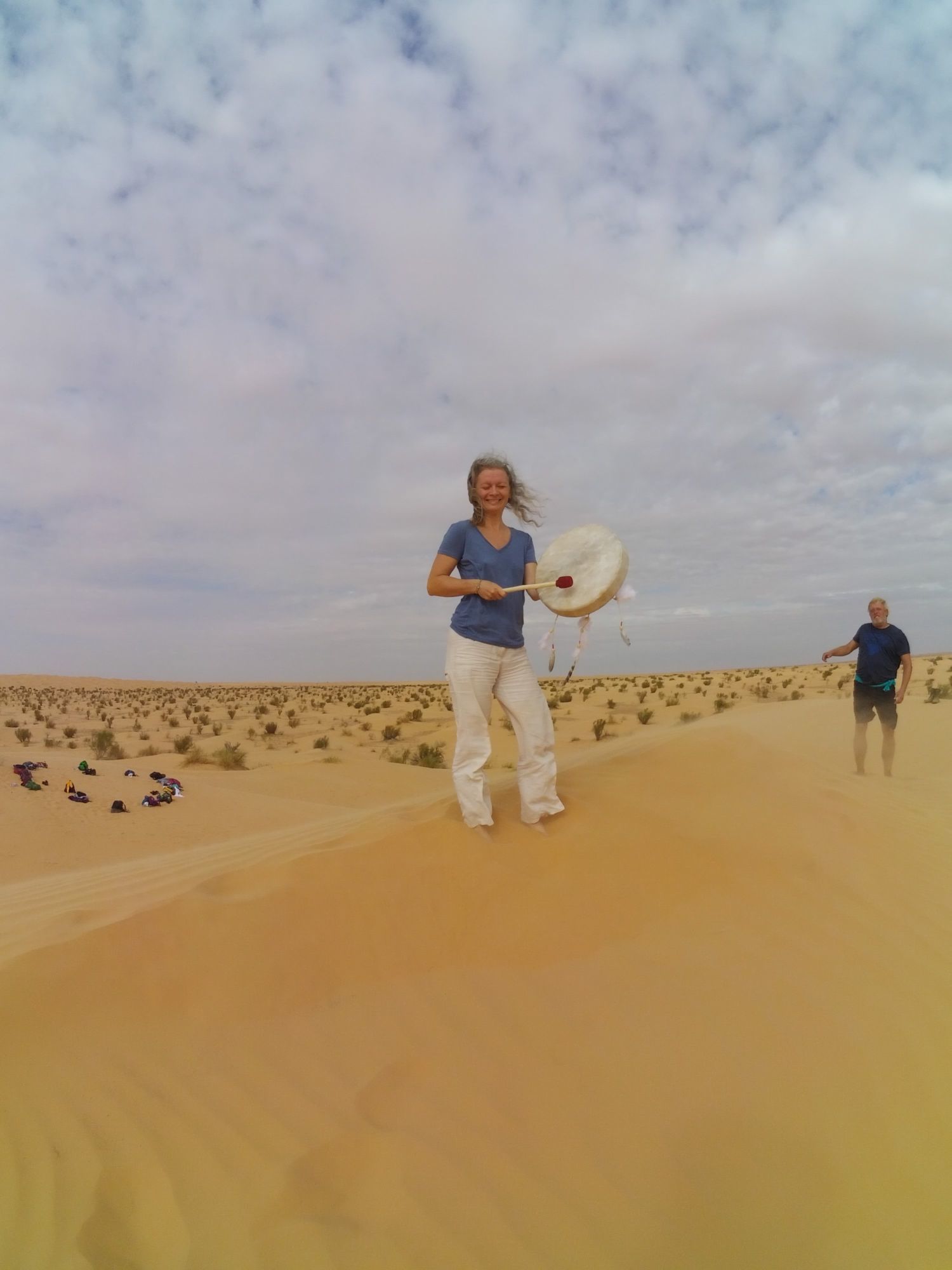 bohdana hraje na šamanský buben v poušti