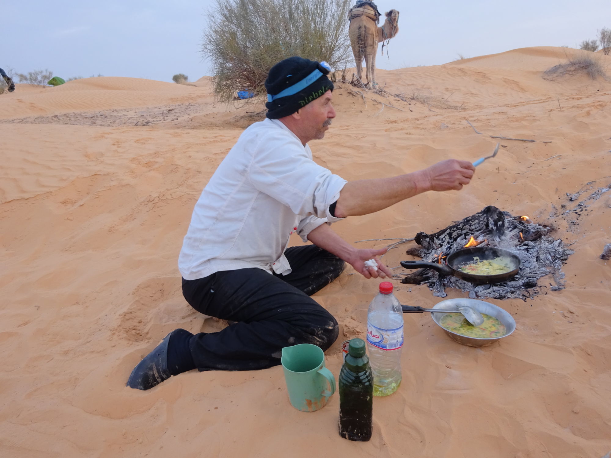 poutníci na poušti - stolování
