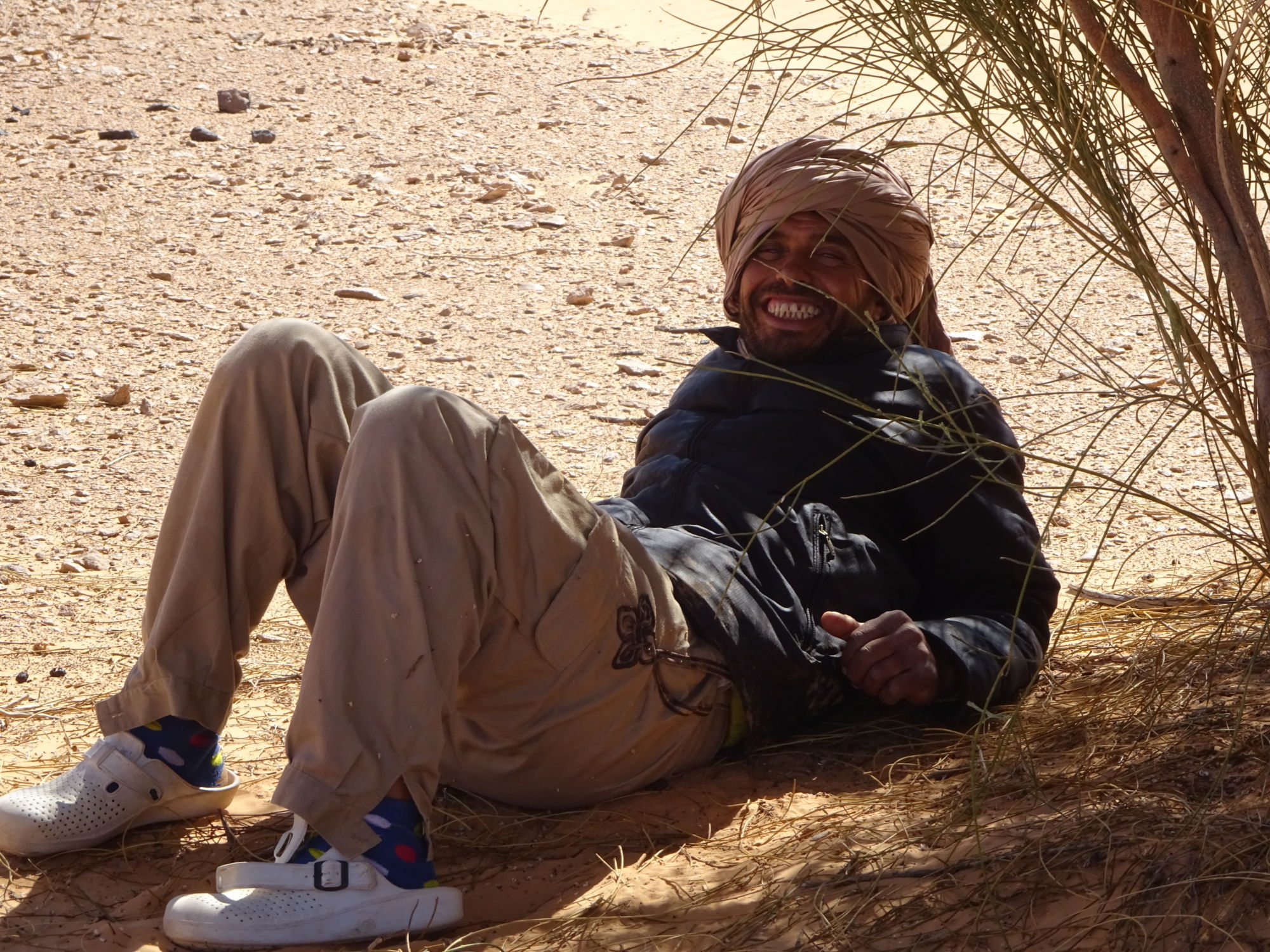 Ahmed Bouarif ve stínu na poušti