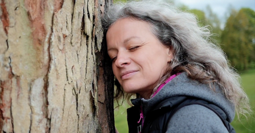 Bohdana Kabátová u stromu